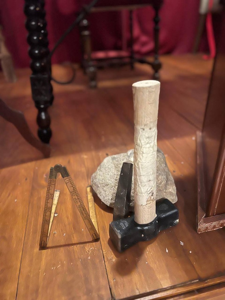 Herramientas masónicas tradicionales: mazo de cantero, cincel, regla graduada y piedra bruta