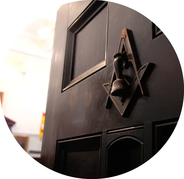 Iniciación y puerta al templo masónico